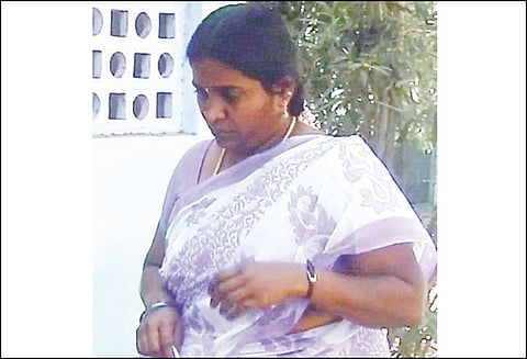 பட்டா பெயர் மாற்றம் செய்ய ரூ.5 ஆயிரம் லஞ்சம் வாங்கிய கிராம நிர்வாக பெண் அதிகாரி கைது