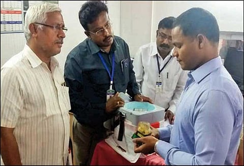 பரமக்குடி அருகே கோவிலில் அன்னதானம் சாப்பிட்ட பக்தர்களுக்கு வாந்தி–மயக்கம் கலெக்டர் விசாரணை