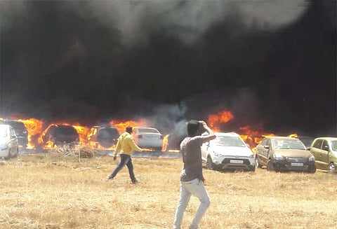 பெங்களூர்: விமான கண்காட்சி கார் பார்க்கிங் பகுதியில் தீவிபத்து 100 கார்கள் சேதம்