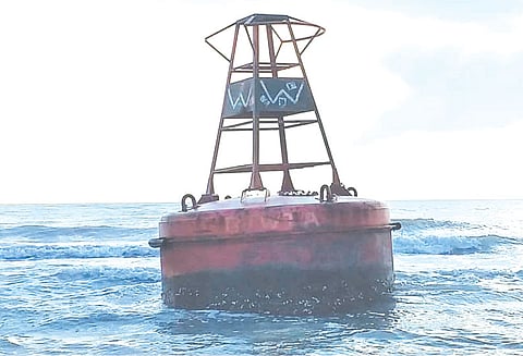 கடலில் மிதந்து வந்த மிதவை கடத்தல்கார்களுக்கு சொந்தமானதா? கடலோர காவல் படை விசாரணை