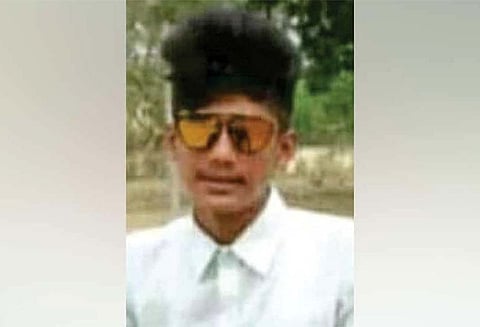 ரெயில் மீது ஏறி ‘செல்பி’ எடுக்க முயன்ற மாணவர் மின்சாரம் தாக்கி சாவு