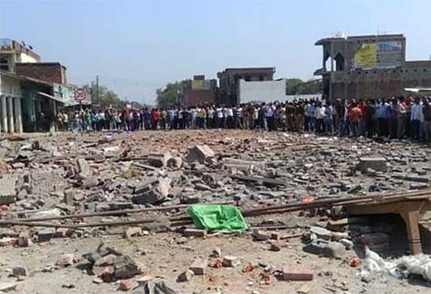 உத்தரபிரதேசத்தில் பட்டாசு கடையில் பயங்கர வெடிவிபத்து; 13 பேர் சாவு - 3 வீடுகளும் தரைமட்டமான பரிதாபம்