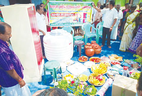 பெற்றோர்கள் சார்பில் அரசு பள்ளிகளுக்கு கல்விச்சீர்