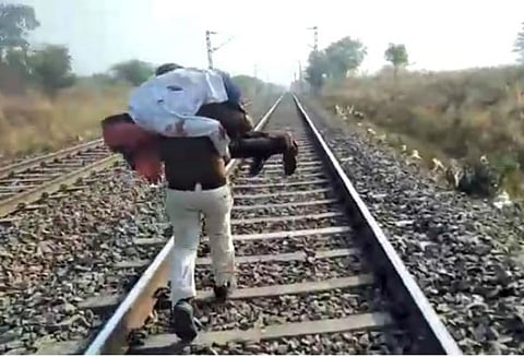 ரயிலில் அடிபட்டு கிடந்தவரை மீட்டு 1.5 கி.மீட்டர் தோளில் சுமந்து சென்ற போலீஸ் !