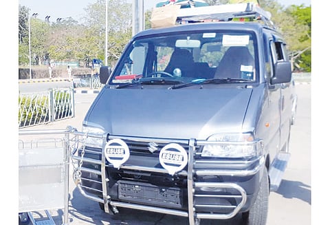 திருச்சி விமான நிலையத்தில் தாயை காருக்கு காவல் வைத்து விட்டு பெங்களூருக்கு பறந்த மதபோதகர்