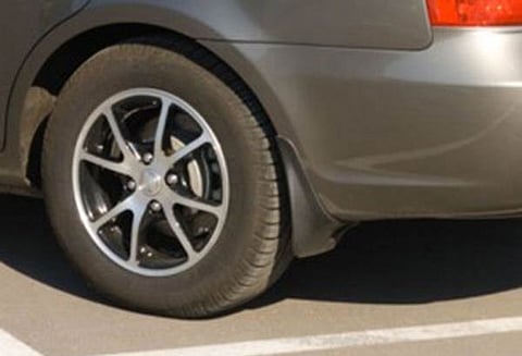 பெங்களூருவில் தொழில்அதிபர் காரில் ரூ.5 லட்சத்தை திருட முயற்சி திருச்சி வாலிபருக்கு தர்ம-அடி; 3 பேருக்கு வலைவீச்சு