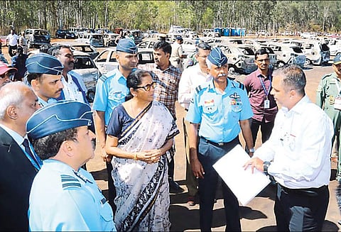 பெங்களூரு விமானப்படை தள தீவிபத்தில் 278 கார்கள் நாசம்: ராணுவ மந்திரி நிர்மலா சீதாராமன் நேரில் ஆய்வு