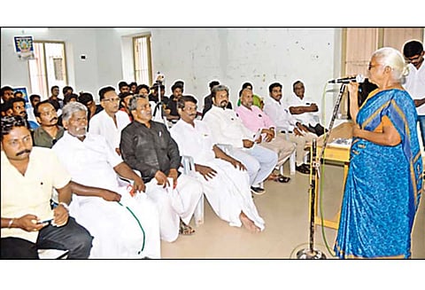 பேரறிவாளன் உள்பட 7 பேரை விடுதலை செய்யக்கோரி மனிதசங்கிலி போராட்டம்