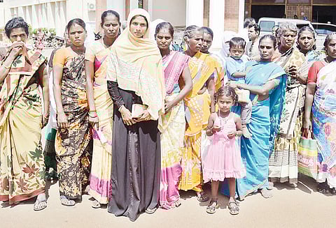 மடத்திகாடு, உப்புவிடுதி கிராமங்களில் விடுபட்ட தென்னை விவசாயிகளுக்கு புயல் நிவாரணம் வழங்க வேண்டும்