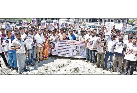 தாராபுரத்தில் விடுதியில் தங்கியிருந்த பள்ளி மாணவி சாவில் மர்மம் - கலெக்டரிடம் மனு