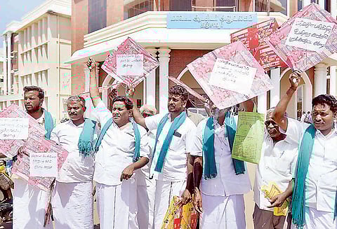 கலெக்டர் அலுவலகத்துக்கு பட்டங்களை பறக்கவிட்டபடி வந்த விவசாயிகள் அனைத்து கடன்களையும் தள்ளுபடி செய்ய வலியுறுத்தி கோஷம்