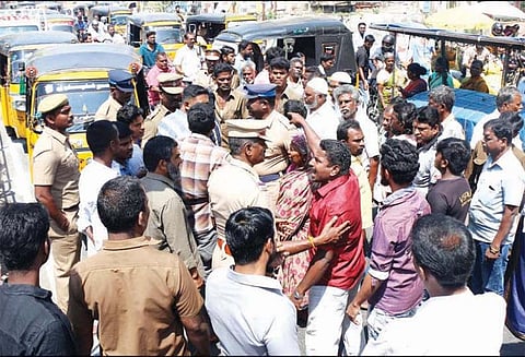 சேலத்தில் வியாபாரியை தாக்கிய சப்-இன்ஸ்பெக்டரை கண்டித்து சாலை மறியல்