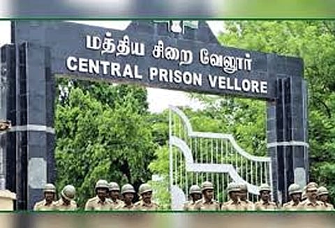 வேலூர் மத்திய ஆண்கள் ஜெயில் வளாகத்தில் கிடந்த சிம்கார்டு கைதிகள் பயன்படுத்தியதா?