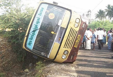 நாய் குறுக்கே ஓடியதால் அரசு பஸ் கவிழ்ந்தது; 22 மாணவர்கள் உள்பட 28 பேர் காயம்
