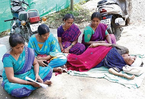 துணை போலீஸ் சூப்பிரண்டு அலுவலகம் முன்பு மகள்களுடன் பெண் தர்ணா போராட்டம் - தாக்குதல் நடத்தியவர்கள் மீது நடவடிக்கை எடுக்க வலியுறுத்தல்