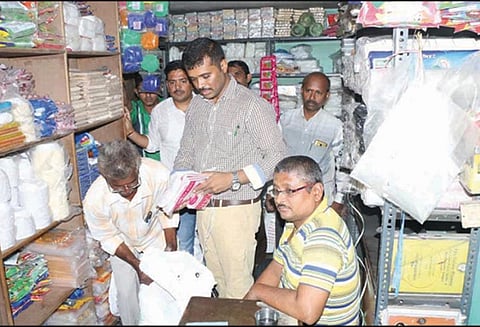 சேலம் செவ்வாய்பேட்டையில் 1 டன் பிளாஸ்டிக் பொருட்கள் பறிமுதல் - கடை உரிமையாளருக்கு ரூ.1 லட்சம் அபராதம்