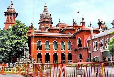 தமிழகம் முழுவதும் சாலைகளின் நிலை குறித்து அறிக்கை தாக்கல் செய்யவேண்டும் நெடுஞ்சாலைத்துறை செயலாளருக்கு, ஐகோர்ட்டு உத்தரவு