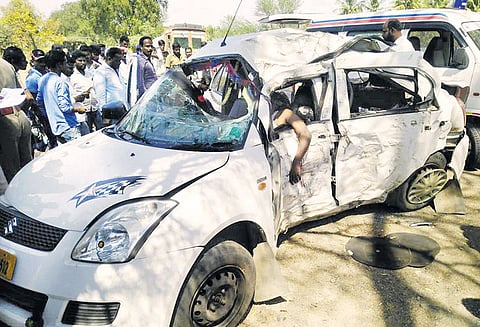 மரத்தில் கார் மோதி 3 பேர் பலி சென்னையை சேர்ந்தவர்கள்