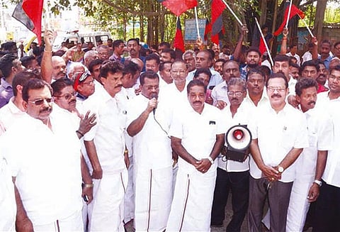 நாகர்கோவிலில் பழுதான சாலைகளை சீரமைக்க கோரி தி.மு.க.வினர் ஆர்ப்பாட்டம் - சுரேஷ்ராஜன் எம்.எல்.ஏ. தலைமையில் நடந்தது