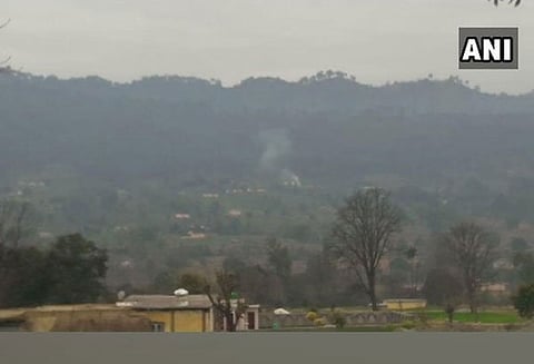 எல்லை கட்டுப்பாட்டு கோடு பகுதியில் 12 இடங்களில் பாகிஸ்தான் அத்துமீறி தாக்குதல்; 5 வீரர்கள் காயம்