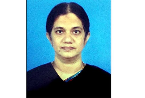 மோசடி வழக்கில் முன்ஜாமீன் ரத்து, 5 ஆண்டுக்கு பிறகு சரண் அடைய முயன்ற பெண் அதிகாரி கைது