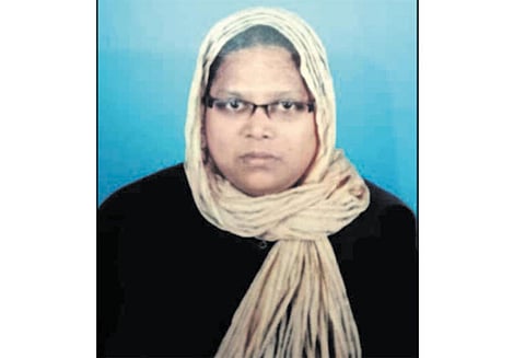 ஸ்ரீவைகுண்டத்தில் லாரி மோதி பெண் உடல் நசுங்கி பலி கணவர் கண் எதிரே பரிதாபம்