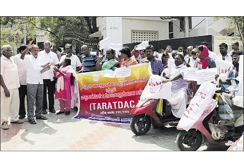 நெல்லை கலெக்டர் அலுவலகத்தில் மாற்றுத்திறனாளிகள் ஆர்ப்பாட்டம்