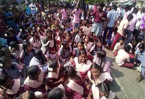 ராஜபாளையம் அருகே மாணவ, மாணவிகள் மறியலால் பரபரப்பு - 3 மணி நேரம் போக்குவரத்து பாதிப்பு