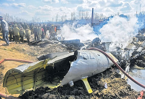 காஷ்மீரில் ராணுவ ஹெலிகாப்டர் நொறுங்கி விபத்து: வீரர்கள் உள்பட 7 பேர் பலி