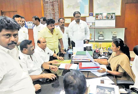 பூந்தமல்லி, கொரட்டூரில் நடந்த கிராம சபை கூட்டத்தில் மக்கள் அளித்த கோரிக்கை மனுக்கள் கலெக்டரிடம் ஒப்படைப்பு