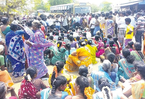 பொன்னேரி அருகே மதுக்கடை திறக்கப்பட்டதை கண்டித்து சாலைமறியல் போக்குவரத்து பாதிப்பு