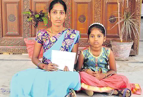 கணவருடன் சேர்த்து வைக்கக்கோரி திருவள்ளூர் கலெக்டர் அலுவலகத்தில் மகளுடன் இளம்பெண் தர்ணா