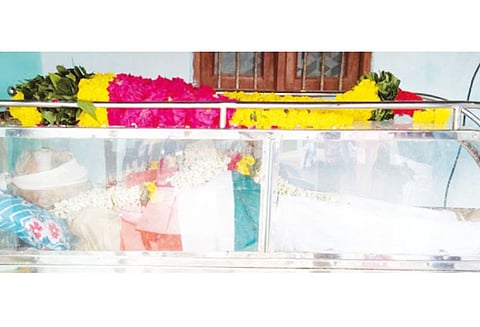 சுதந்திர போராட்ட தியாகி மரணம் தேசிய கொடி போர்த்தி மரியாதை