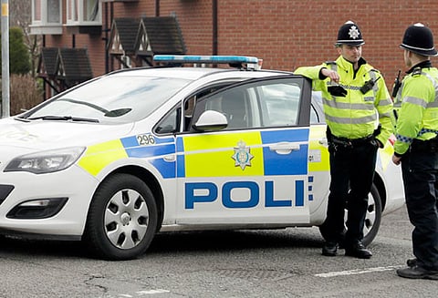 இங்கிலாந்தில் மர்ம நபர் கத்தியால் குத்தியதில் போலீஸ் அதிகாரி உள்பட 3 பேர் காயம்