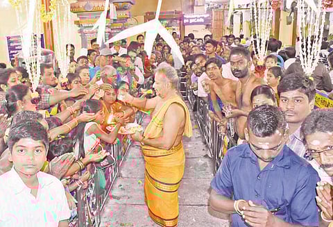 ஆங்கில புத்தாண்டு பிறப்பு: கோவில்களில் சிறப்பு வழிபாடு பக்தர்கள் நீண்டவரிசையில் காத்திருந்து தரிசனம்