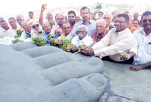 கன்னியாகுமரி கடல் நடுவே உள்ள திருவள்ளுவர் சிலைக்கு தமிழ் அறிஞர்கள் மலர்தூவி அஞ்சலி