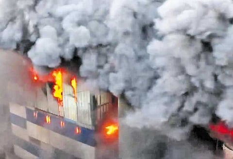 திருவேற்காடு அருகே அடுத்தடுத்து 2 பிளாஸ்டிக் தொழிற்சாலைகளில் பயங்கர தீ விபத்து; பல கோடி ரூபாய் மதிப்புள்ள பொருட்கள் சேதம்