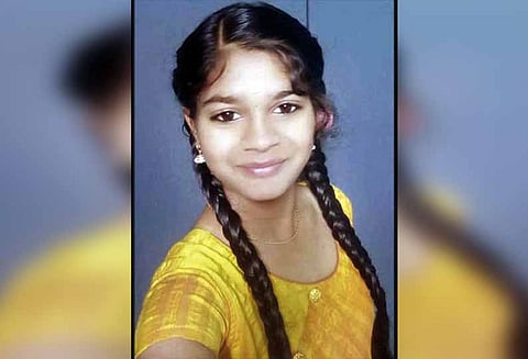 தந்தை இறந்த துக்கத்தில் பிளஸ்-1 மாணவி தற்கொலை