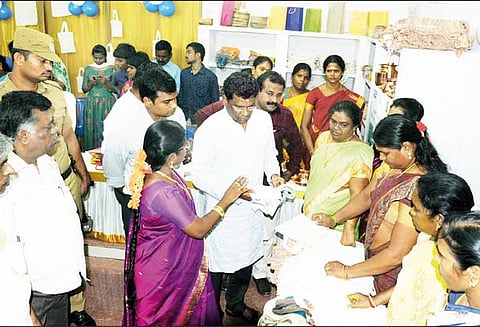 பிளாஸ்டிக் பொருட்களுக்கு மாற்றாக சுற்றுச்சூழலுக்கு உகந்த மாற்றுப்பொருட்கள் விற்பனை அங்காடி - கலெக்டர் திறந்து வைத்தார்