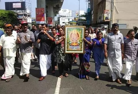 சபரிமலையில் 2 பெண்கள் தரிசனம், போராட்டம் வெடித்தது, பினராயி விஜயன் நவீன அவுரங்கசீப் என விமர்சனம்