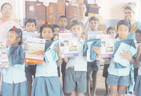 அரையாண்டு தேர்வு விடுமுறை முடிந்து பள்ளிகள் திறப்பு மாணவர்களுக்கு விலையில்லா பாடபுத்தகங்கள் வினியோகம்