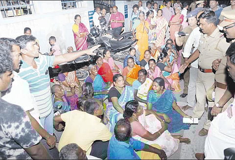 தூத்துக்குடி உதவி கலெக்டர் அலுவலகம் முன்பு ஸ்டெர்லைட் எதிர்ப்பாளர்கள் தர்ணா போராட்டத்தில் ஈடுபட்ட பெண் மீது வழக்குப்பதிவு செய்ததற்கு எதிர்ப்பு