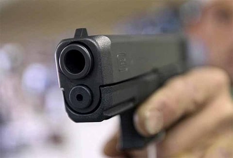 அமெரிக்காவில் துப்பாக்கியை தவறுதலாக அழுத்தியதில் குண்டு பாய்ந்து நண்பன் சாவு - போலீசுக்கு பயந்து சிறுவன் தற்கொலை