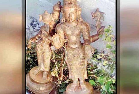 கருமத்தம்பட்டி அருகே, கோவிலில் திருடப்பட்ட 2 ஐம்பொன் சிலைகள் சாலையோரத்தில் கிடந்தன