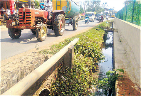 நந்திவரம் அருகே சாலையோரம் திறந்து இருக்கும் கழிவுநீர் கால்வாய் வாகன ஓட்டிகள் அச்சம்