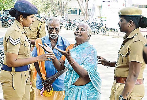 டாஸ்மாக் கடை திறக்க எதிர்ப்பு தெரிவித்து வயதான தம்பதி தீக்குளிக்க முயற்சி - கலெக்டர் அலுவலகத்தில் பரபரப்பு