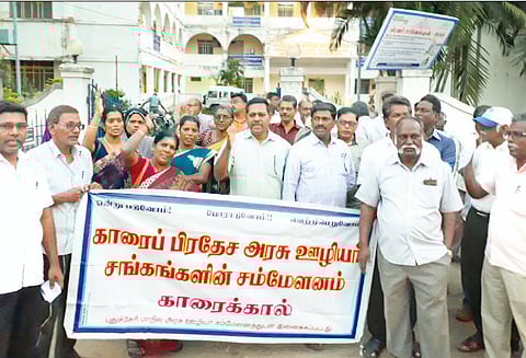 கோரிக்கைகளை வலியுறுத்தி அரசு ஊழியர்கள் சம்மேளனம் வாயிற்கூட்டம்