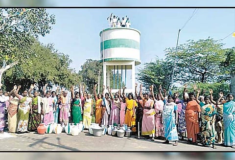 குடிநீர் வினியோகம் செய்யக்கோரி காலி குடங்களுடன் கிராம மக்கள் போராட்டம்