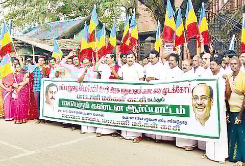 பொதுமக்களுக்கு இடையூறாக உள்ள மதுக்கடையை மூட வலியுறுத்தி பா.ம.க.வினர் ஆர்ப்பாட்டம் மயிலாடுதுறையில் நடந்தது