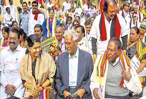 புதுச்சேரிக்கு மாநில அந்தஸ்து கோரி டெல்லியில் போராட்டம் - நாராயணசாமி, கனிமொழி எம்.பி. பங்கேற்பு